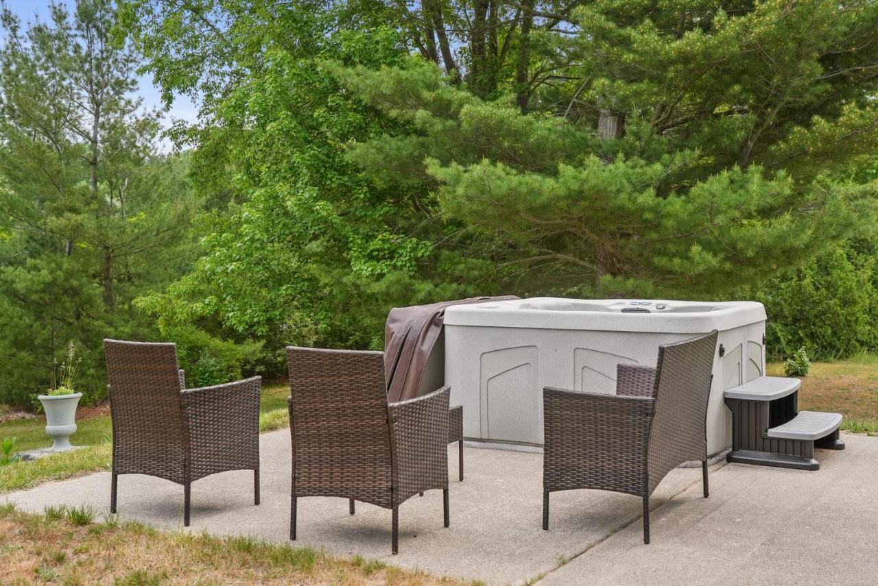Long Lake Retreat- Hot Tub, Pool Table, Firepit Traverse City Esterno foto