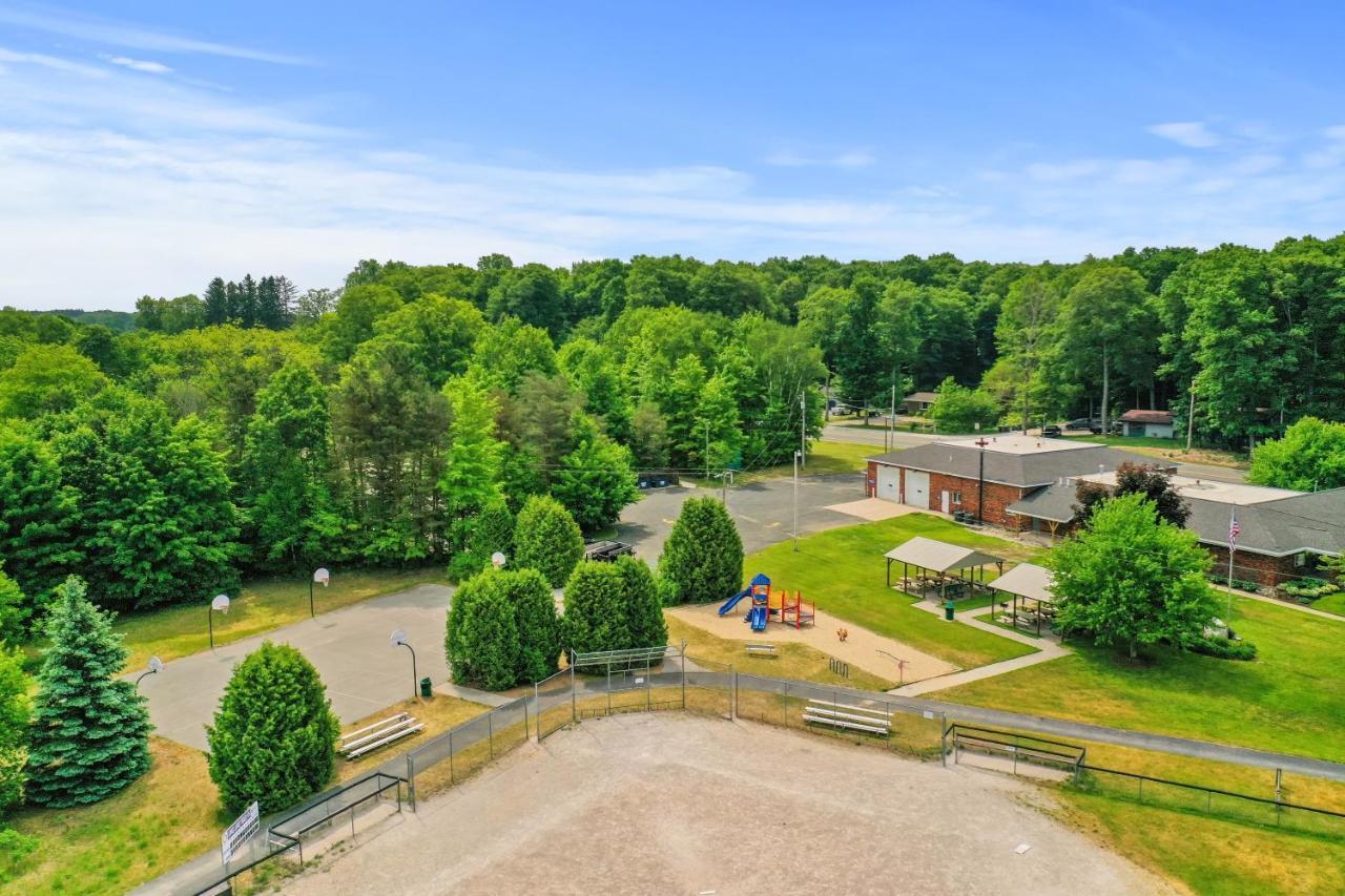Long Lake Retreat- Hot Tub, Pool Table, Firepit Traverse City Esterno foto