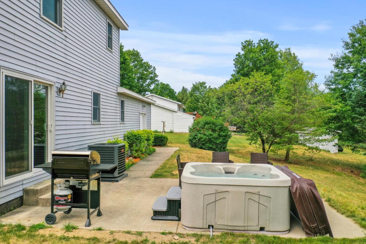 Long Lake Retreat- Hot Tub, Pool Table, Firepit Traverse City Esterno foto